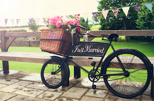 海外では定番の お花をたっぷり乗せた自転車 がオシャレすぎる Wedding Tips ウェディングのプロが届ける結婚式のアドバイス