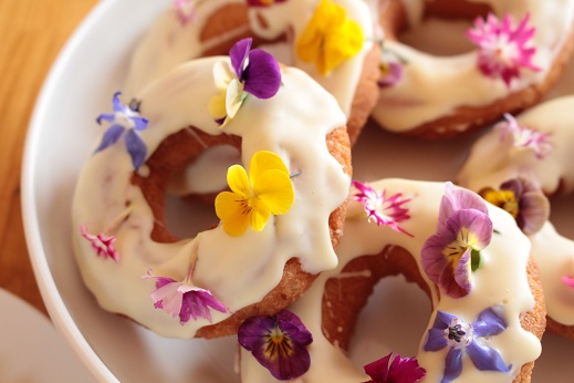  食べられるお花<エディブルフラワー>のウェディングケーキ＊おしゃれなデザイン集　で紹介している画像