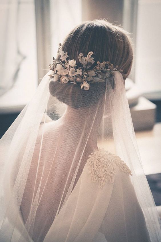  絶対ハズさない！花嫁さまのための【生花を使った結婚式ヘアアレンジ30選♡】　で紹介している画像