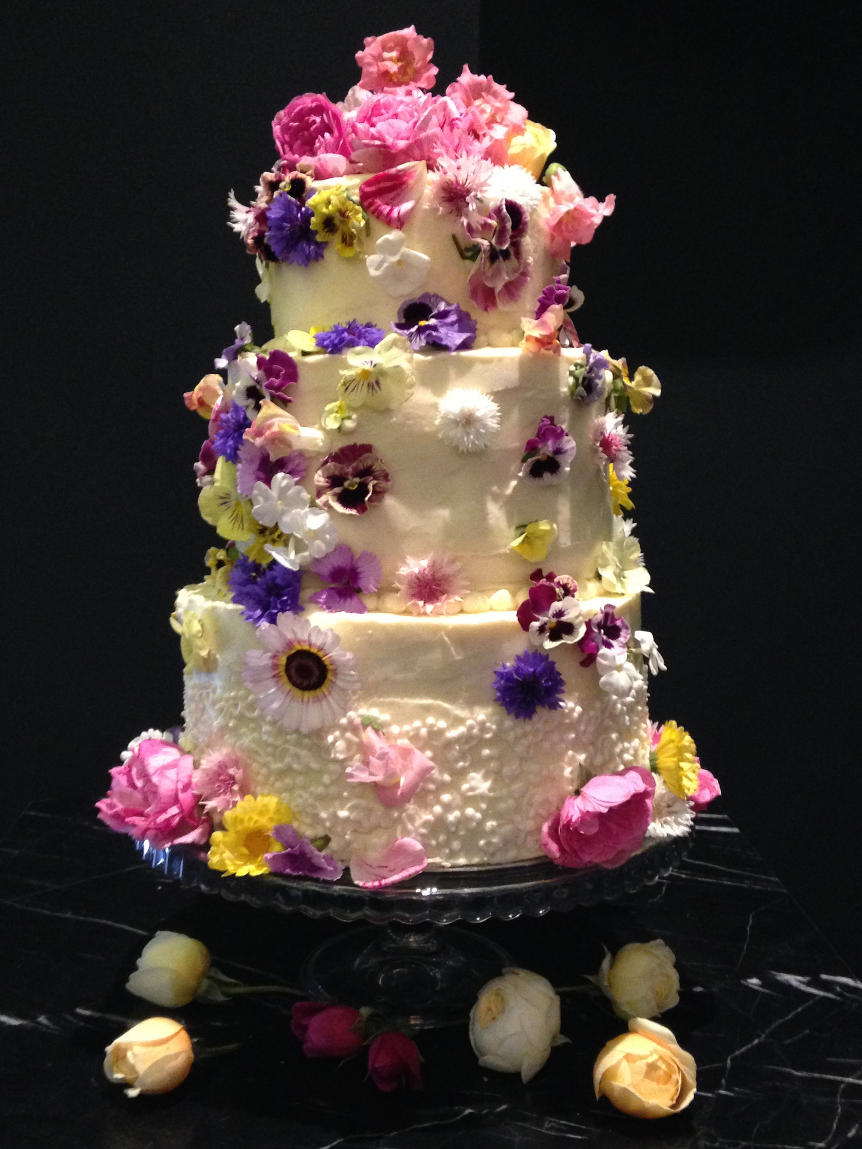  食べられるお花<エディブルフラワー>のウェディングケーキ＊おしゃれなデザイン集　で紹介している画像
