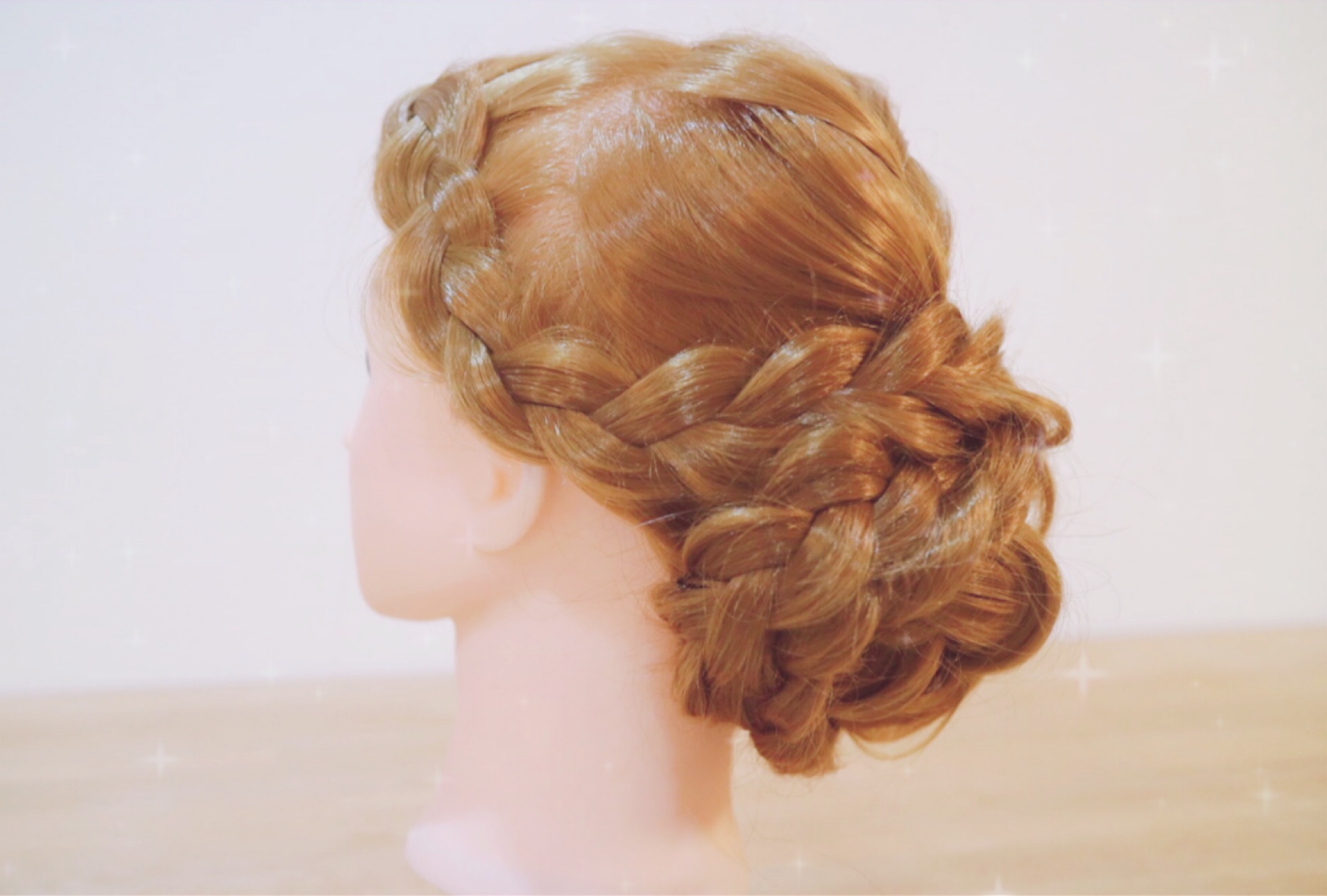  簡単に更に可愛いく！結婚式や二次会に合う編み込みヘアのやり方と髪型紹介♡ミディアム〜ロング編　で紹介している画像