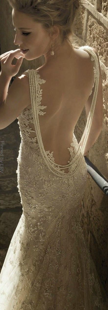  ＜ドレススタイリストが教える＞オトナ花嫁におすすめ☆背中のあいたオープンバックのウェディングドレス　で紹介している画像
