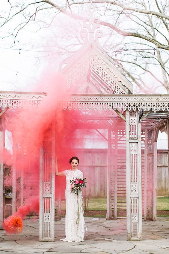  たった20秒の魔法。カラースモークで魅せるオシャレな結婚式の写真アイディア　で紹介している画像