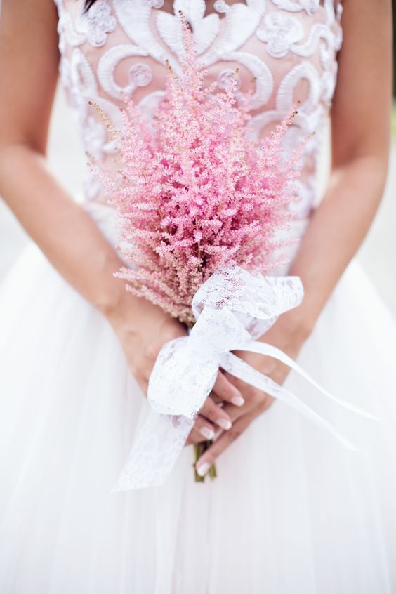  かすみ草の次はこれ☆天使の羽みたいに繊細な”アスチルベ”のお花を使った結婚式アイディアをご紹介します　で紹介している画像