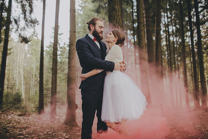  たった20秒の魔法。カラースモークで魅せるオシャレな結婚式の写真アイディア　で紹介している画像