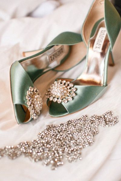 後ろ姿ですらもグラマラス。"バッジェリー・ミシュカ" の靴 | Wedding Tips｜ウェディングのプロが届ける結婚式のアドバイス