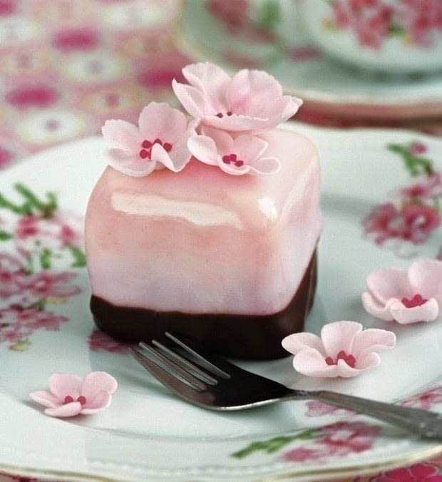  ＜春限定＞テーブルに咲いた満開の桜スイーツで春を愛でましょう　で紹介している画像