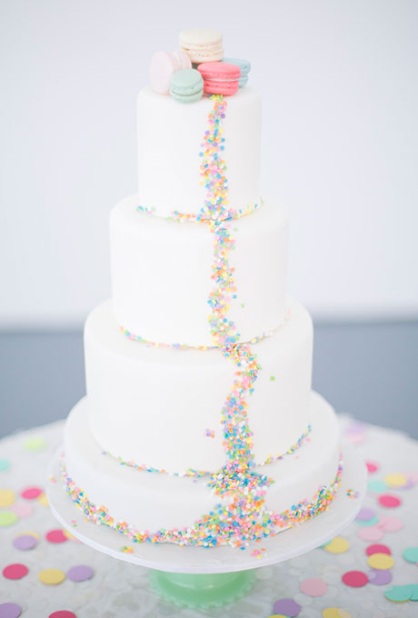 カラフルでおしゃれな スプリンクルケーキ Wedding Tips ウェディングのプロが届ける結婚式のアドバイス
