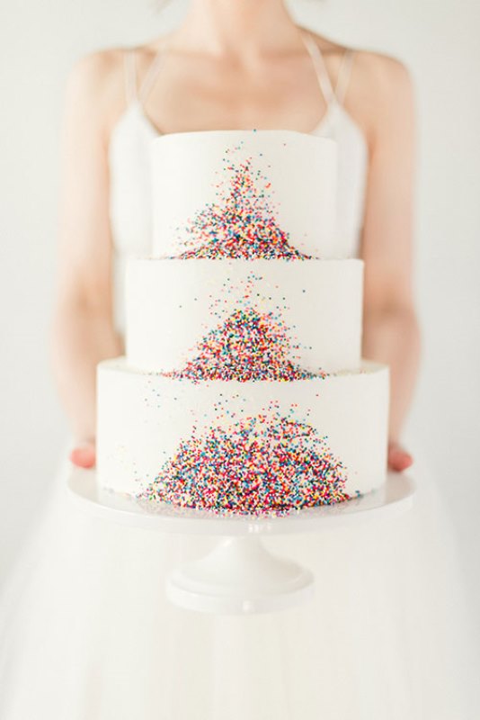  ウェディングケーキに幸せをひとふり☆カラフルでおしゃれな“スプリンクルケーキ”って知ってる？　で紹介している画像