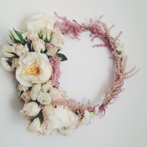 天使の羽みたいな"アスチルベ"のお花を使った結婚式アイディアをご紹介します | Wedding Tips｜ウェディングのプロが届ける結婚式のアドバイス